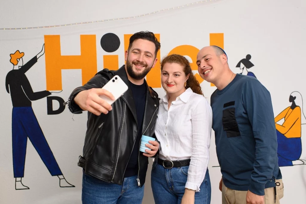 Three students smile at a Hillel Deutschland event.